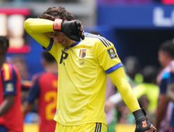 Courtois Dukung Senne Lammens Usai Blunder Debut Piala Dunia